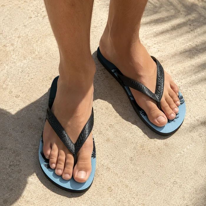 15589573575-chinelo-havaianas-aloha-azul-maceio-pes-modelo-lifestyle-1224991-1224992-1224993-1224994-122499-6.webp