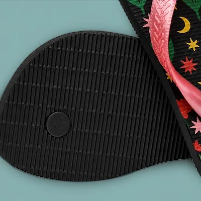 15589617354-chinelo-havaianas-kids-flores-preto-solado-antiderrapante-detalhe-1224939-03-3.webp
